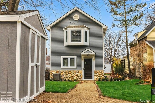 Building Photo - 121 N Shore Dr