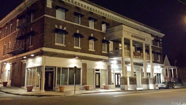 Building Photo - 101 S Victory St Unit 201