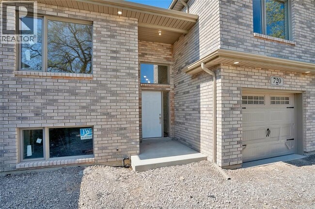 Photo - 720 Grand Marais Rd E