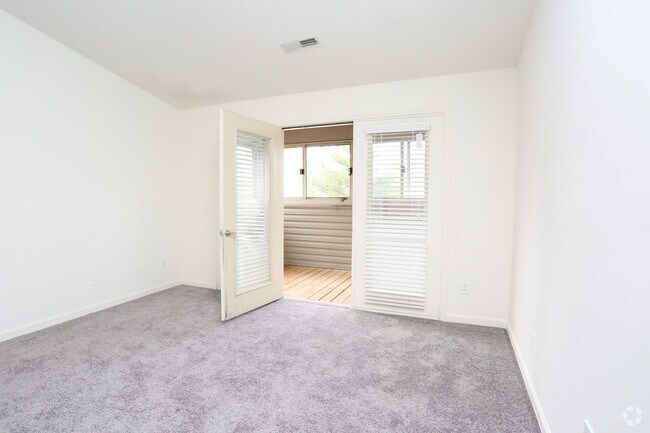 2BR, 2BA - 1,015 SF - Living Room