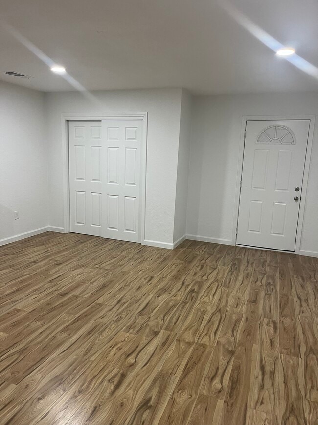 Building Photo - 5120 W Lamona Ave