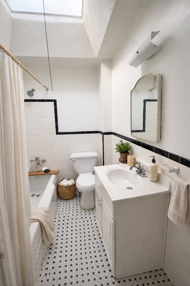 Building Photo - 6038 Baltimore Ave Unit 2F