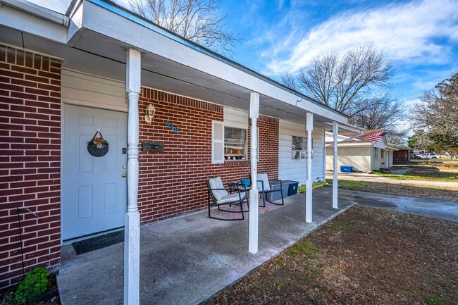 Building Photo - 4 Bedroom Rental Available February 15th!