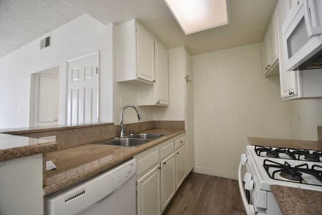Photo - 11594 Moorpark St Unidad 104