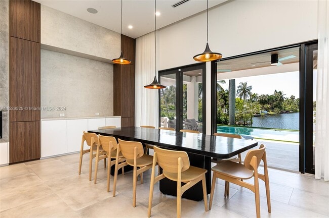 Photo - 2560 NE 199th St