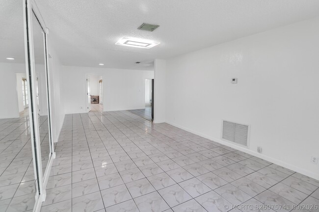 2233 NW 3rd Ave