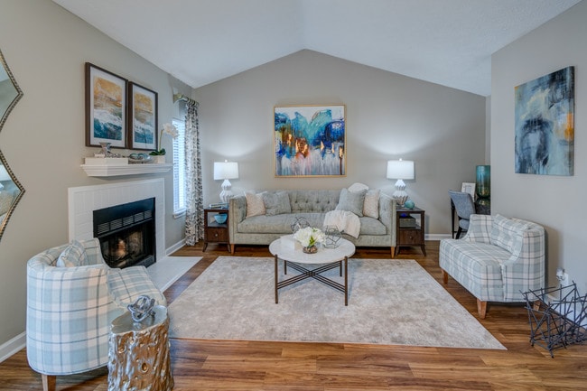 Spacious open concept floor plans with vaulted ceilings. - Rosemont Peachtree Corners Apartamentos