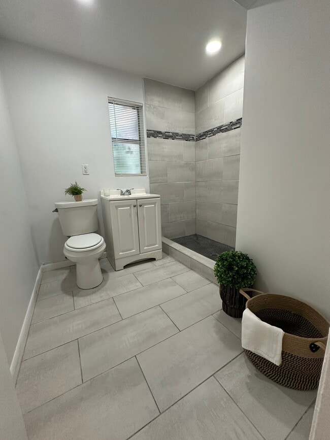 Photo - 734 E 59th St