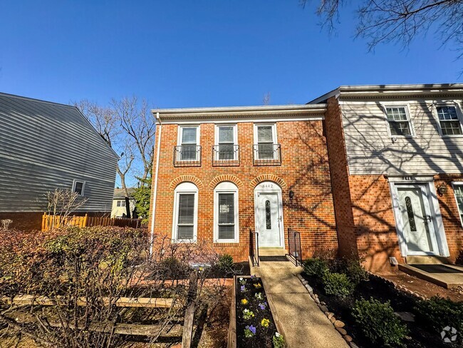 Building Photo - Exquisite 3 Bed 3.5 End-Unit Brick Home In...