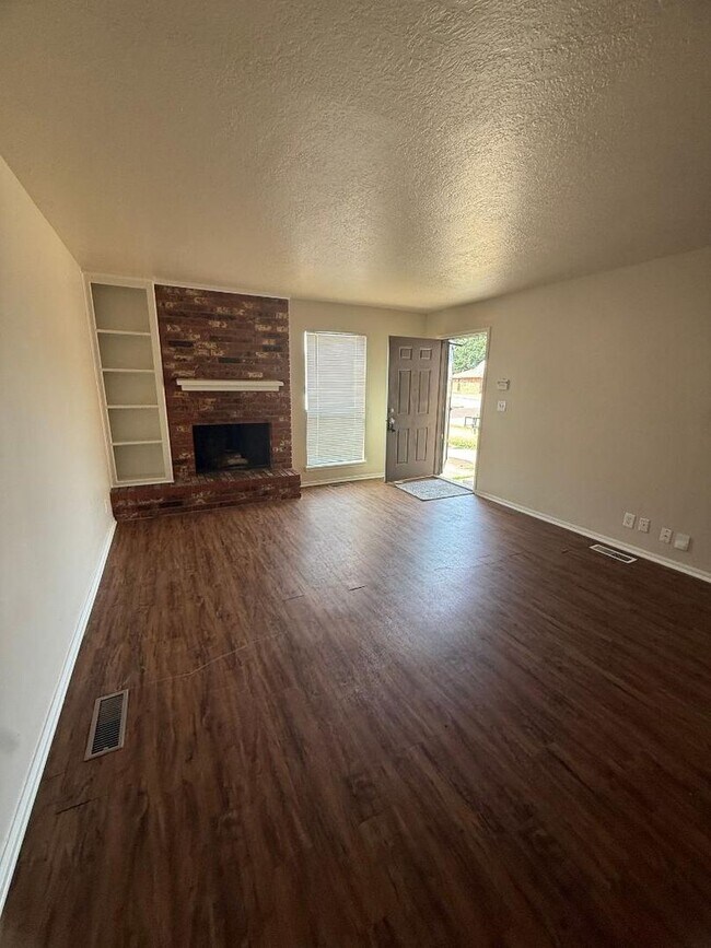 Photo - 221 Skylark Ct