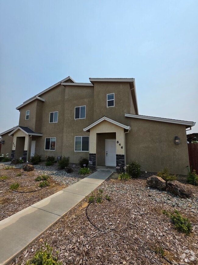 Building Photo - VILLA DEL LAGO HOME 4 BEDROOM WITH 3 BATH