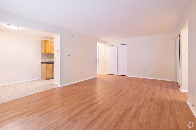 2BR, 1BA - 850SF