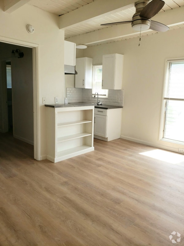 Building Photo - 1909 Beachwood Dr Rental