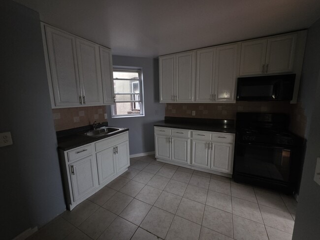 Photo - 554 Avenue C