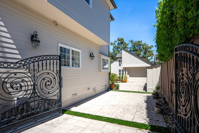 Photo - 664 Morse St