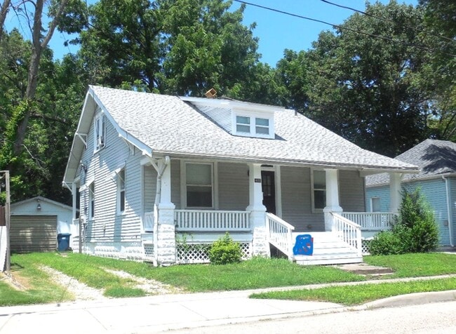 Photo - 413 E Schwarz St House