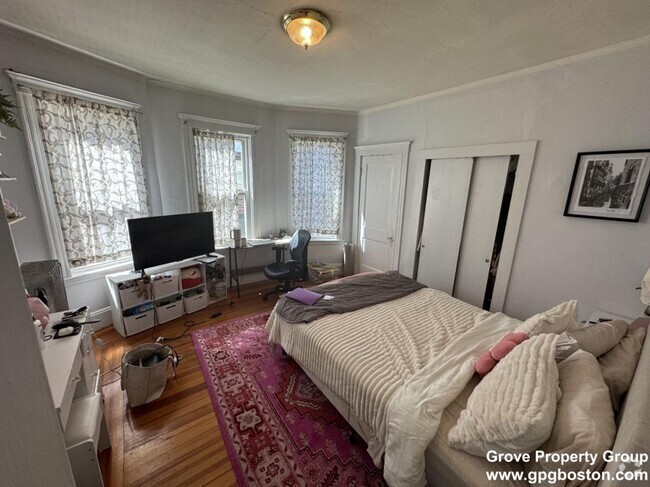 Building Photo - 4 bedroom in Boston MA 02127 Unit 3 Rental
