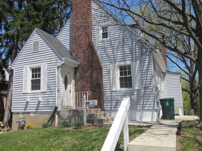 Building Photo - Updated 2 Bedroom 2.5 Bath in Pleasant Ridge Inc. Finished Basement with Bonus Room