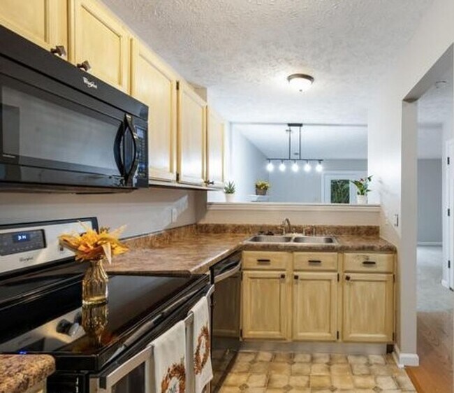 2BR/ 1.5BA 1 Car Garage Townhouse W. Knox Townhome Rental in