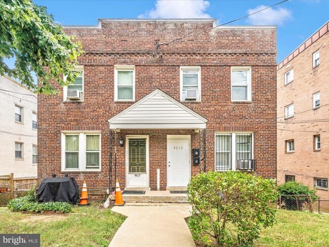 Frente del edificio - 4215 Dix St NE