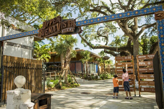 Al otro lado de la calle de Upper Buena Vista - 176 NE 50th St