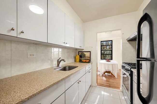 Photo - 140-15 Holly Ave