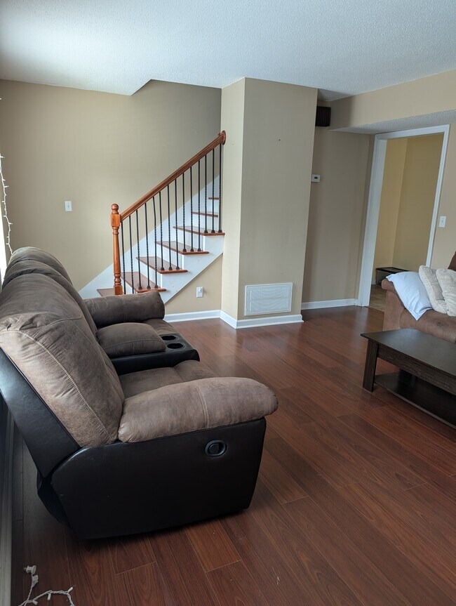 Sala de estar (desde la puerta principal) - 914 Murrell Rd