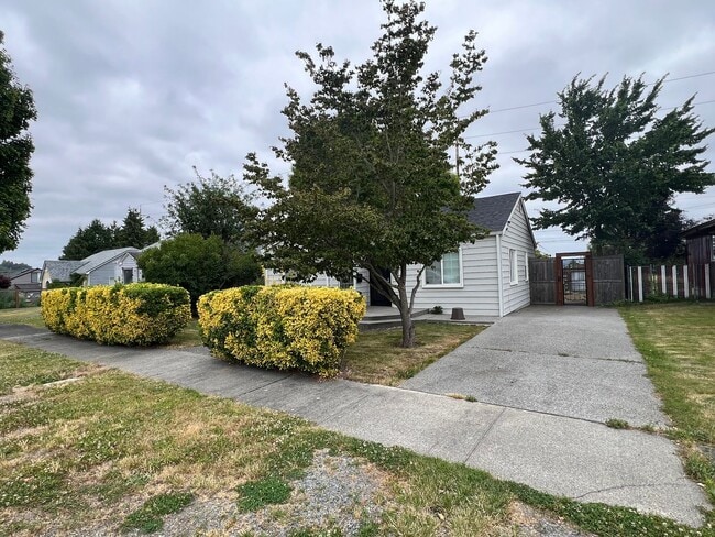 Photo - 2231 E Wright Ave