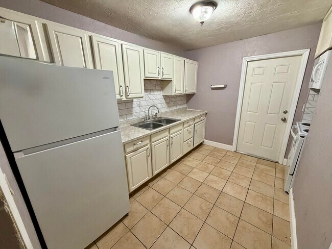 1061 W 4th St