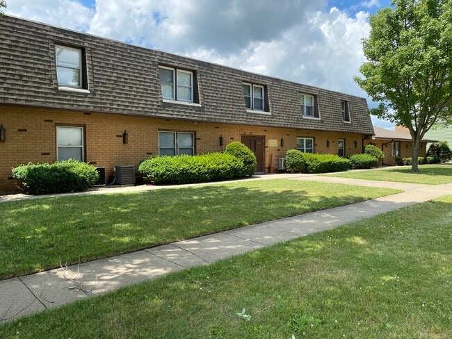 Building Photo - 805 Illini Ave Unit F