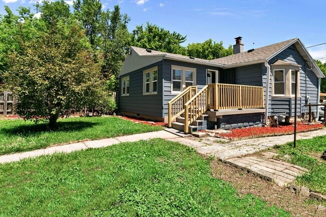 Building Photo - 3 Bedroom 1.5 Bath single Family Rental