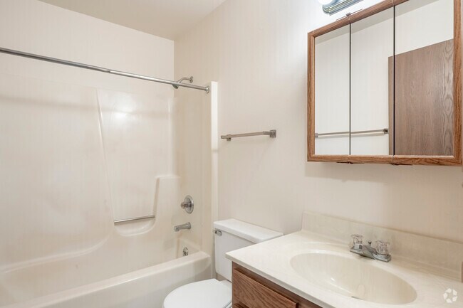 3BR, 1BA - 958SF - Bathroom