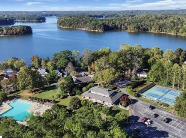 Photo - Beautiful and Spacious! Upgraded Multi-level Retreat with Lake Access, Golf, and Resort- Style Am... Unidad 620 Point Road