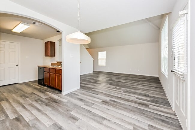 Building Photo - 10939 Myrtle Oak St
