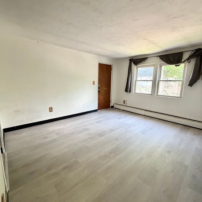 Building Photo - 153 Commercial St Unit 5