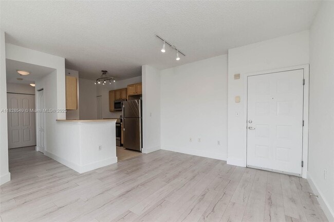 Building Photo - 6001 SW 70th St Unit 609 Rental