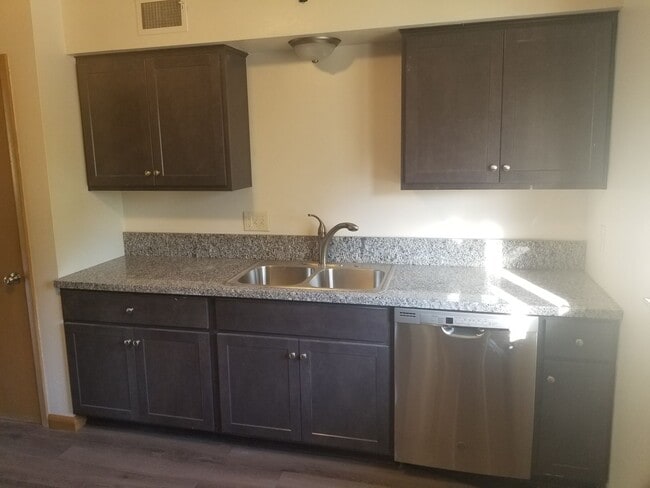 Building Photo - 11431 W North Ave Unit Apt. 4