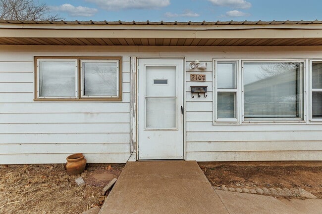 Building Photo - Large 3 Bedroom Home