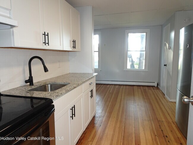 921-923-923 Columbia St