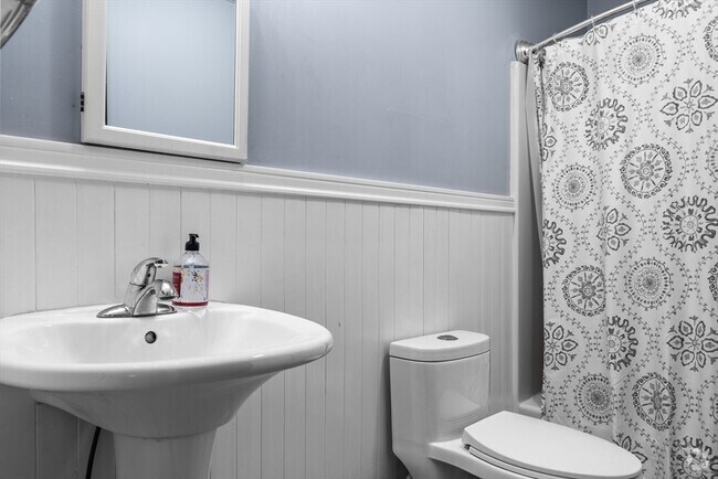 Building Photo - 99 W 4th St Unit 1 Rental