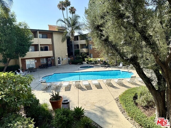 Building Photo - 15425 Sherman Way Unit 205 Rental