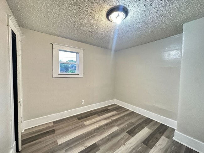 Building Photo - 2 bedroom 1 bath house!