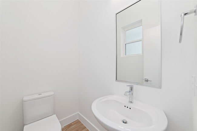Photo - 2107 Holman St