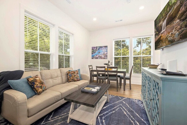 Building Photo - 376 S Hill Ave Rental