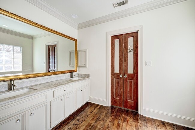 Building Photo - 5124 Chevy Chase Dr Rental