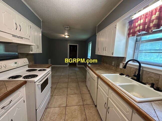 Photo - 3 BD, 1 BA, home in Cabot