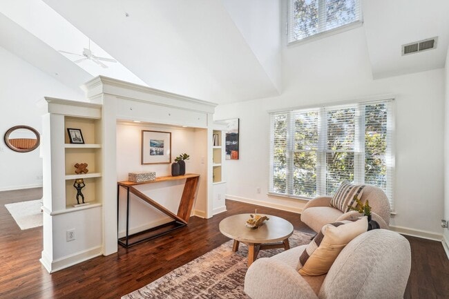 Photo - 337 W 7th St