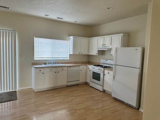 Beautiful Home in Gated Community w/pool - Beautiful Home in Gated Community w/pool