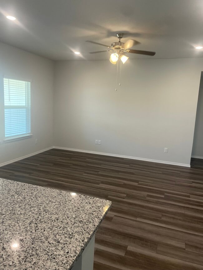 Photo - 1009 Cedar Trail