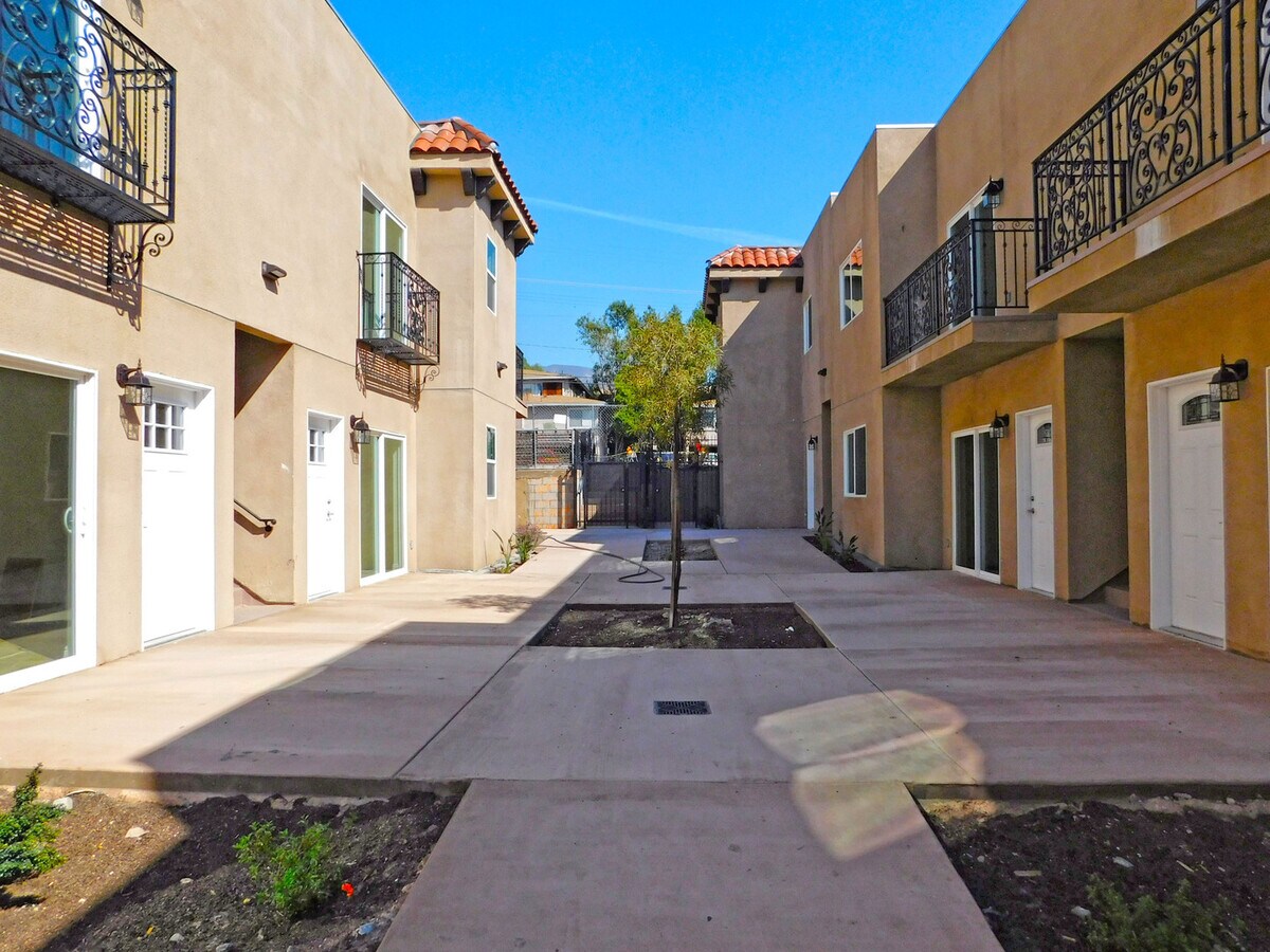 Tujunga Canyon, 10211-10215 - Tujunga Canyon, 10211-10215